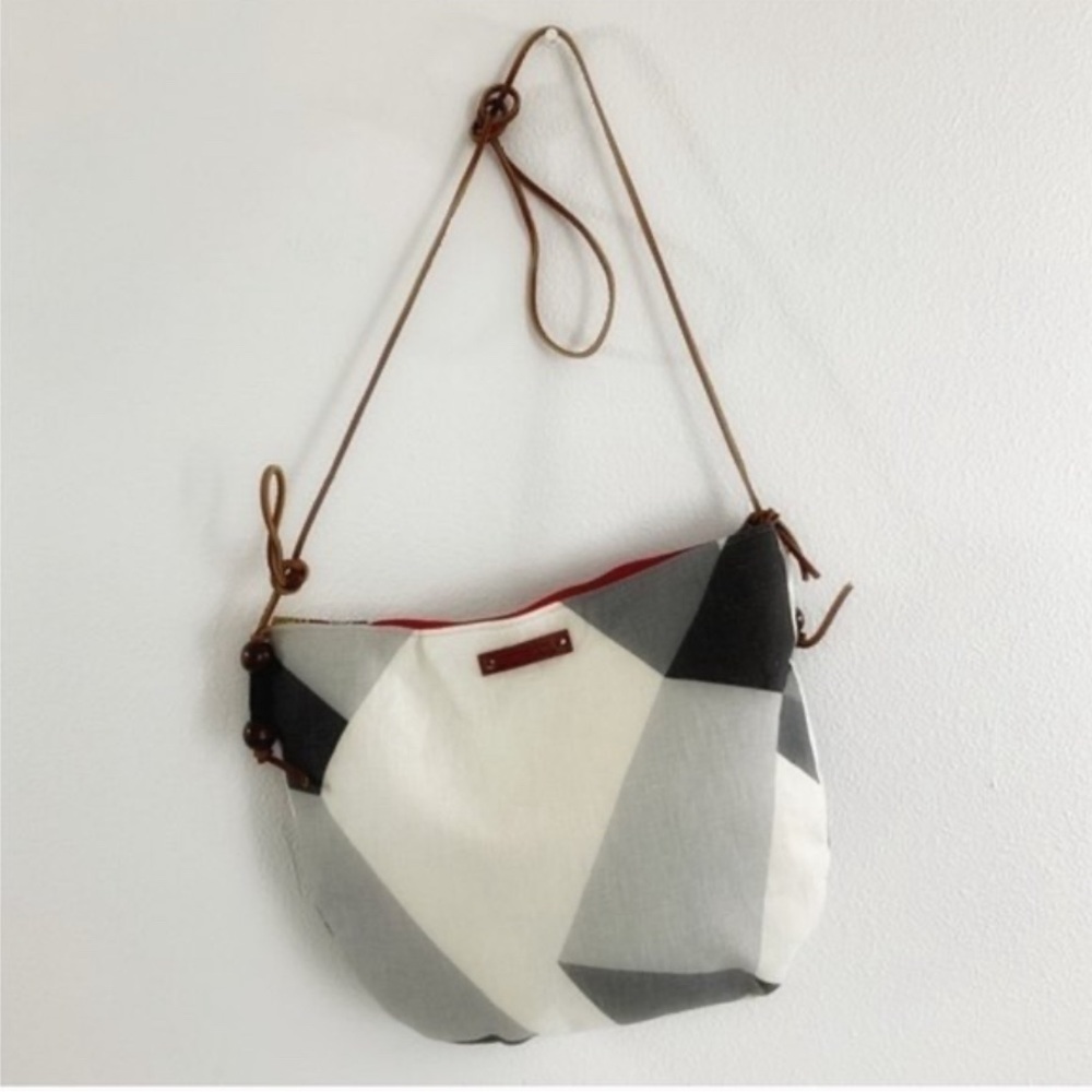 NWOT Boutique Linen Crossbody bag adjustable leather strap (gr/blk/white)